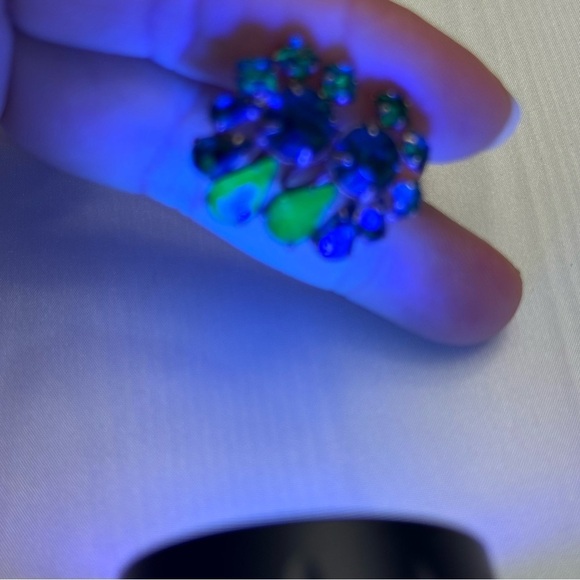 Beautiful Uranium Crystal Rhinestone Emerald Green Clip On Earrings Vintage - Picture 9 of 14